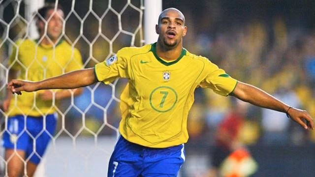 Adriano có trận ra mắt đội tuyển Brazil khi 18 tuổi và từng được đánh giá có thể kế thừa lâu dài cho huyền thoại 'Ro béo'.