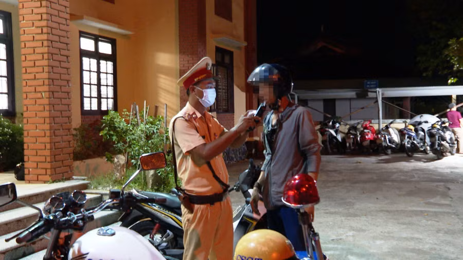 CSGT kiểm tra nồng độ cồn của người điều khiển phương tiện giao thông. (Ảnh: CACC)