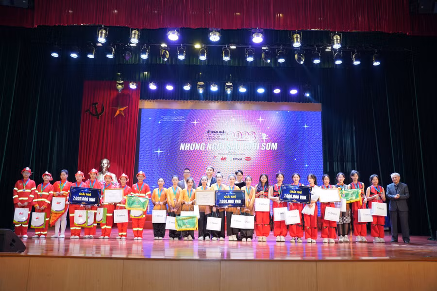 Thí sinh nhận giải tại chương trình