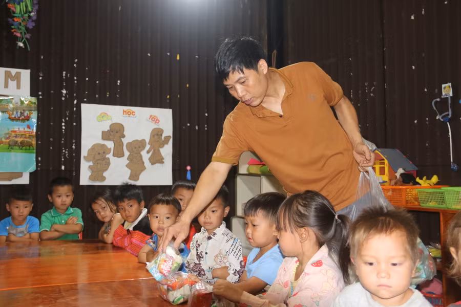 Thầy Hải thường hay bỏ tiền riêng của mình để mua bánh, kẹo cho trẻ nhỏ.