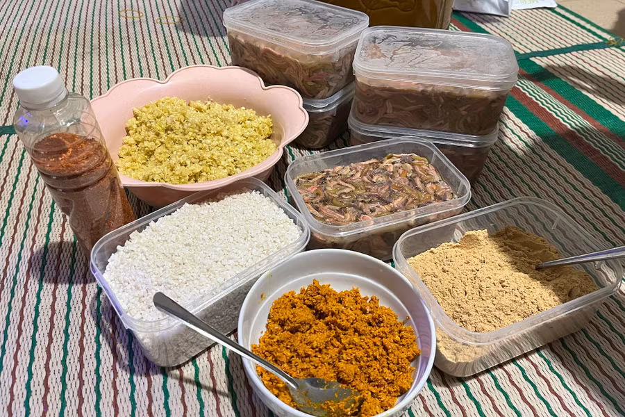 Các gia vị, thành phần để chế biến ruốc rươi. Các gia vị, thành phần để chế biến ruốc rươi.