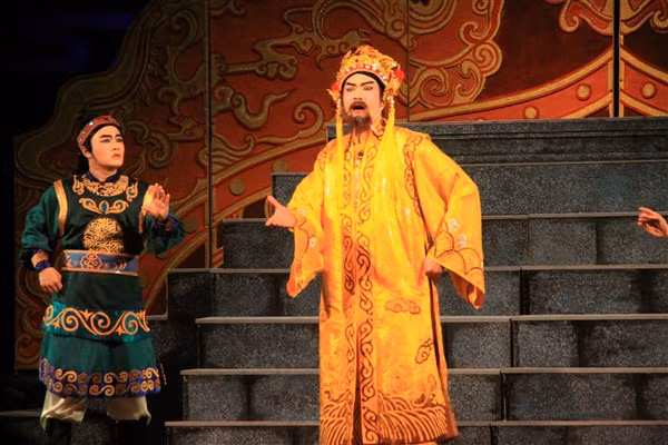 Vở tuồng “Làm vua” đem lại sự thích thú cho khán giả trẻ song cũng gây ra không ít tranh luận. Ảnh: Bình Thanh.