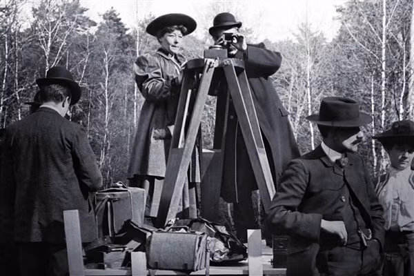 Alice Guy và nhóm làm phim The Life of Christ ở Fontainebleau, Pháp, năm 1906.