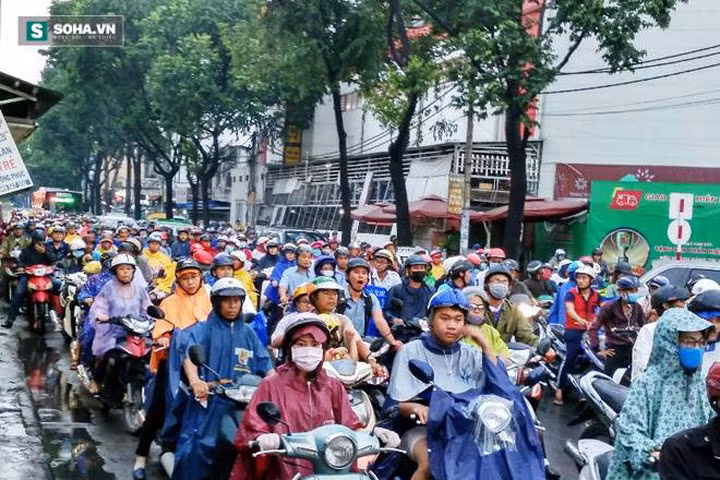 Kẹt xe, chen nhau từng mét đường vì rào chắn thi công