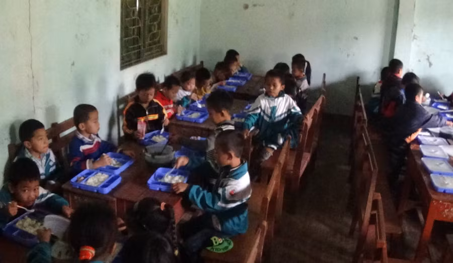 Các em ăn bán trú tại trường