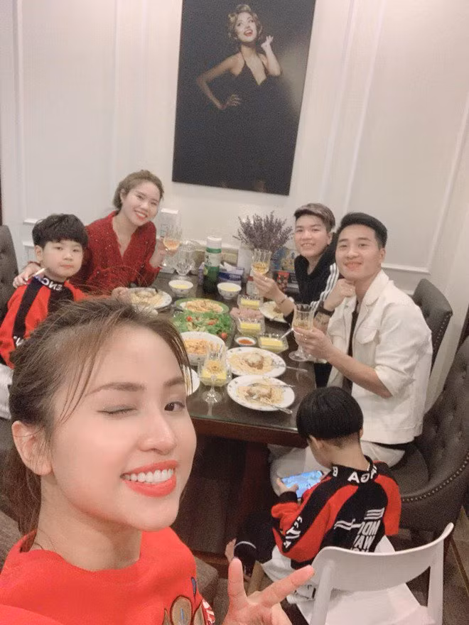 khong ho danh tung thi vua dau bep, van hugo lam ban be "lac mat" vi ban tiec sac mau - 5