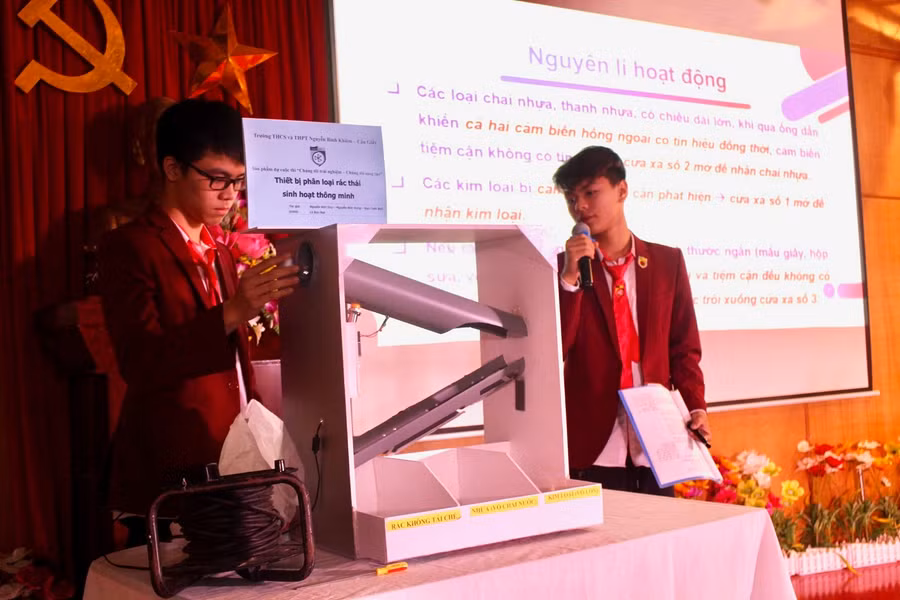 Tự tin thuyết trình ý tưởng. Ảnh: Thạch Thảo. Tự tin thuyết trình ý tưởng. Ảnh: Thạch Thảo.