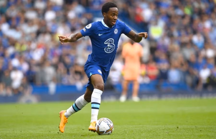 Sterling sẽ trở thành cầu thủ thứ năm khoác áo ba câu lạc bộ Anh thi đấu tại Champions League.