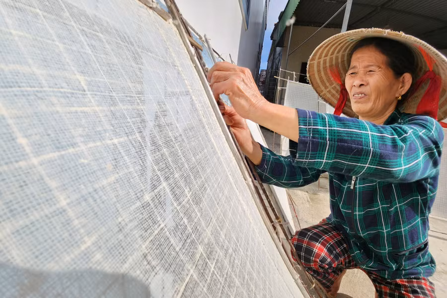 Bột giấy sau khi đổ lên khuôn sẽ được mang đi phơi nắng. Bột giấy sau khi đổ lên khuôn sẽ được mang đi phơi nắng.