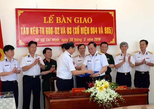 Chuẩn đô đốc Phạm Xuân Điệp tiếp nhận 2 tàu kéo từ nhà máy X51. Ảnh: Văn Dưỡng quan-chung-hai-quan-co-them-2-tau-keo-hien-dai-1