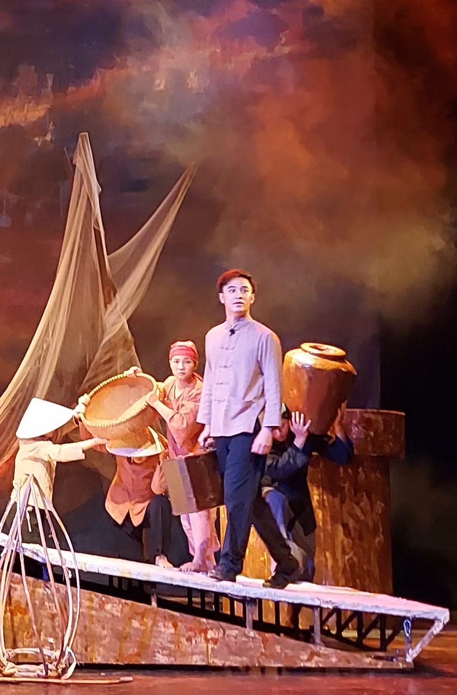 Diễn viên Quang Trọng vào vai Lý Tự Trọng. Ảnh: Bình Thanh.