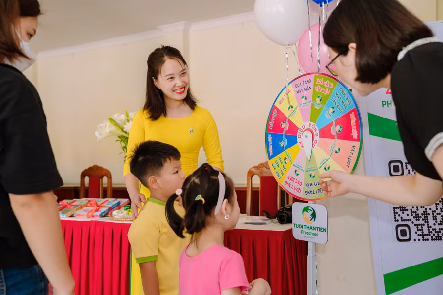Một hoạt động trải nghiệm của cô trò Trường Mầm non Tuổi Thần Tiên (Mỹ Hào, Hưng Yên). Ảnh: NTCC