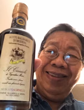 GS Trần Quang Hải bên đặc sản dấm Balsamico tại vùng Modena. Ảnh: NVCC
