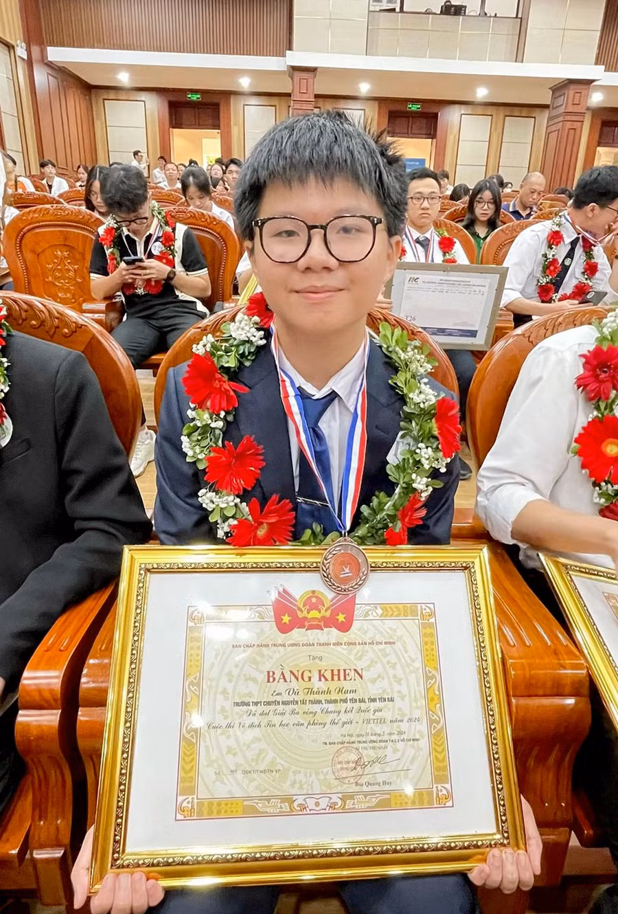 Em Vũ Thành Nam, học sinh lớp 10 chuyên Tin, Trường THPT Chuyên Nguyễn Tất Thành xuất sắc đạt giải Ba chung kết quốc gia Cuộc thi "Vô địch tin học văn phòng thế giới” năm 2024.