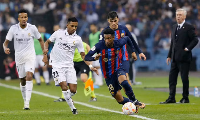 Barca và Real Madrid (áo trắng) sắp đụng độ nhau tại bán kết Cúp nhà Vua Tây Ban Nha. Barca và Real Madrid (áo trắng) sắp đụng độ nhau tại bán kết Cúp nhà Vua Tây Ban Nha.