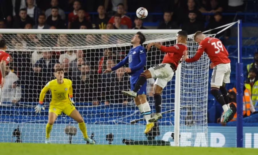 Casemiro bật cao đánh đầu kiểu Ronaldo giúp Man Utd giật lại được 1 điểm từ Chelsea.