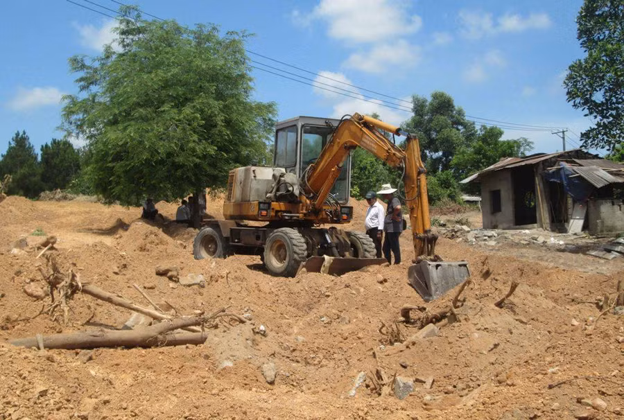 Phương tiện thi công dừng lại sau khi người dân phản ánh và Hội đồng Trị sự Nguyễn Phước Tộc phát hiện khu lăng mộ bị san ủi.