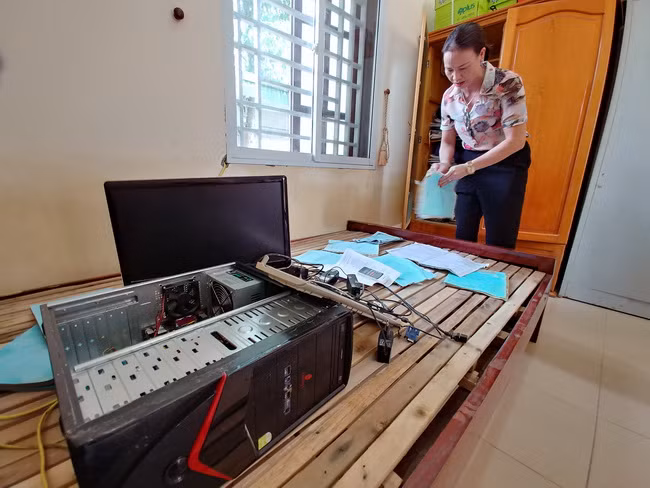 Phòng làm việc của thầy Phó Hiệu Trưởng Đào Xuân Phương, đồ dùng, máy tính, tài liệu bị ngập nước, hư hại hoàn toàn