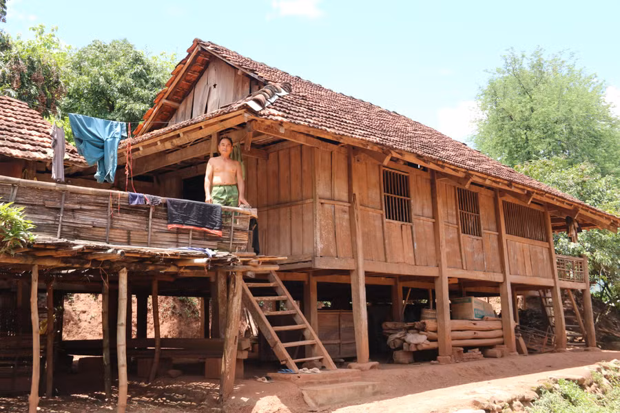 Nhờ sự quan tâm, giúp đỡ của các ban, ngành, Ủy ban MTTQ Việt Nam huyện Yên Châu, nhiều hộ nghèo đã ổn định cuộc sống và yên tâm sản xuất. Nhờ sự quan tâm, giúp đỡ của các ban, ngành, Ủy ban MTTQ Việt Nam huyện Yên Châu, nhiều hộ nghèo đã ổn định cuộc sống và yên tâm sản xuất.