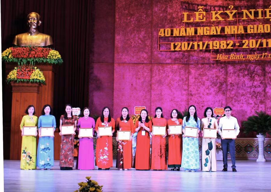 Lãnh đạo Sở GD&ĐT tặng giấy khen cho các tập thể có thành tích tiêu biểu trong đợt thi đua đặc biệt chào mừng 40 năm Ngày Nhà giáo Việt Nam. Lãnh đạo Sở GD&ĐT tặng giấy khen cho các tập thể có thành tích tiêu biểu trong đợt thi đua đặc biệt chào mừng 40 năm Ngày Nhà giáo Việt Nam.