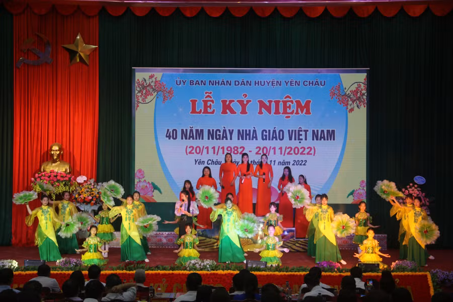 Tiết mục văn nghệ chào mừng kỷ niệm 40 năm Ngày Nhà giáo Việt Nam.