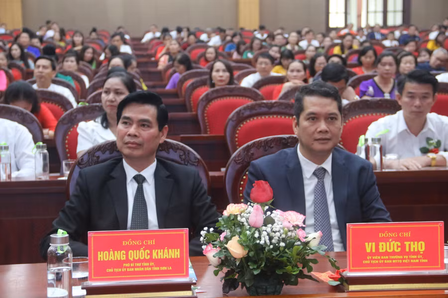 Ông Hoàng Quốc Khánh, Chủ tịch UBND tỉnh Sơn La (bên trái) tại Lễ kỷ niệm. Ông Hoàng Quốc Khánh, Chủ tịch UBND tỉnh Sơn La (bên trái) tại Lễ kỷ niệm.