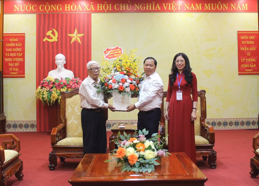 Ông Nguyễn Phi Long (đứng giữa) tặng hoa chúc mừng Nhà giáo Nhân dân Nguyễn Bạch Đằng. Ông Nguyễn Phi Long (đứng giữa) tặng hoa chúc mừng Nhà giáo Nhân dân Nguyễn Bạch Đằng.