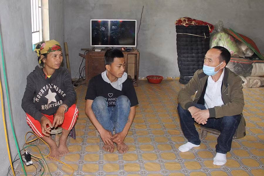 Cán bộ thuộc Ủy ban MTTQ Việt Nam huyện Yên Châu khảo sát nhà ở được hỗ trợ từ quỹ “Vì người nghèo” tại xã Chiềng Khoi. Cán bộ thuộc Ủy ban MTTQ Việt Nam huyện Yên Châu khảo sát nhà ở được hỗ trợ từ quỹ “Vì người nghèo” tại xã Chiềng Khoi.