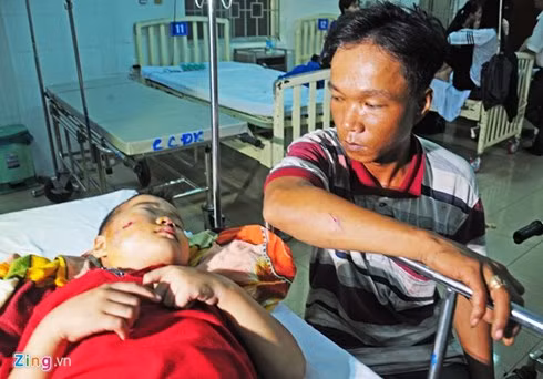 hien truong vu xe khach lao xuong vuc, 30 hanh khach bi thuong hinh 7