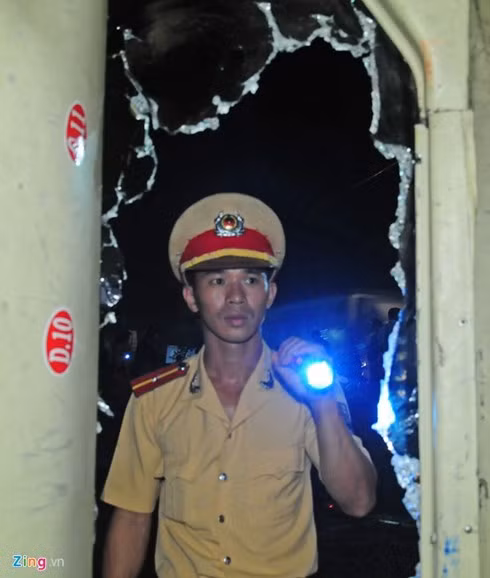 hien truong vu xe khach lao xuong vuc, 30 hanh khach bi thuong hinh 2