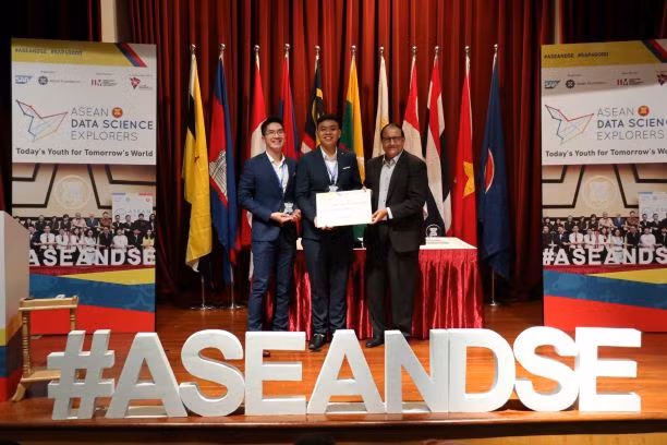 Ông S. Iswaran, Bộ trưởng Bộ thông tin và truyền thông Singapore trao giải 3 cho hai sinh viên Mai Thanh Tùng và Nguyễn Văn Thuận