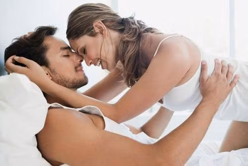 Đời sống vợ chồng thiếu gần gũi sẽ khiến cả hai dễ rơi vào tình trạng khủng hoảng tâm lý