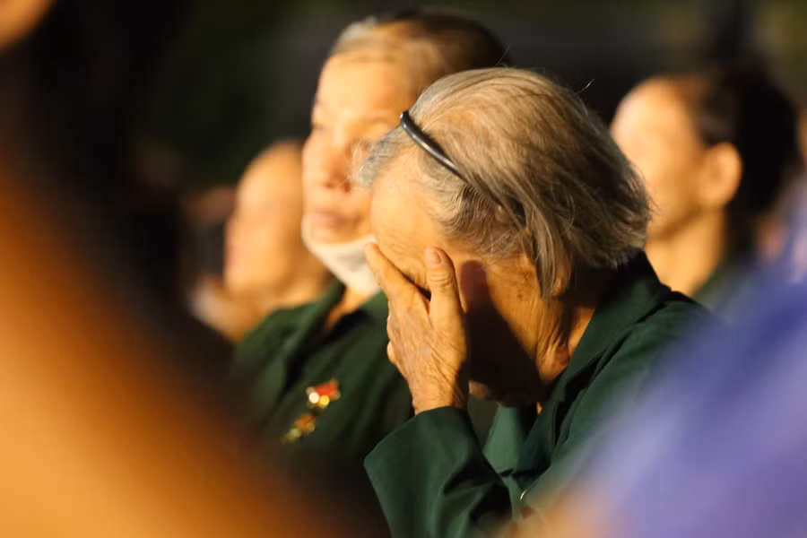 Nhiều người không kìm nén được cảm xúc đã bật khóc.
