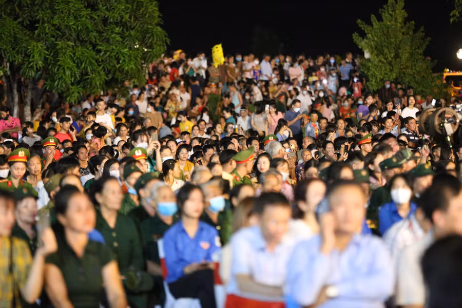 Hàng ngàn người dân đến theo dõi chương trình nghệ thuật.