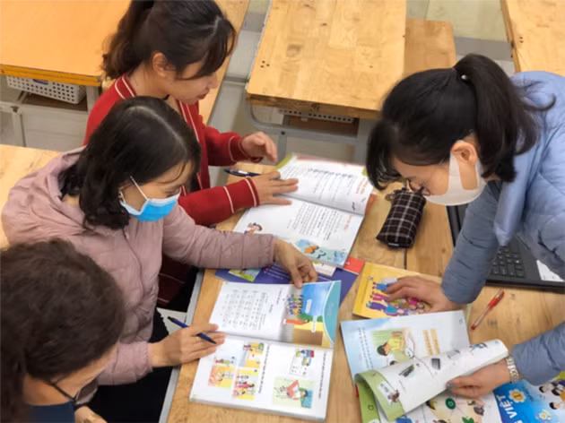 Giáo viên các trường Tiểu học không còn bị động trong hoạt động chọn sách. Ảnh: IT