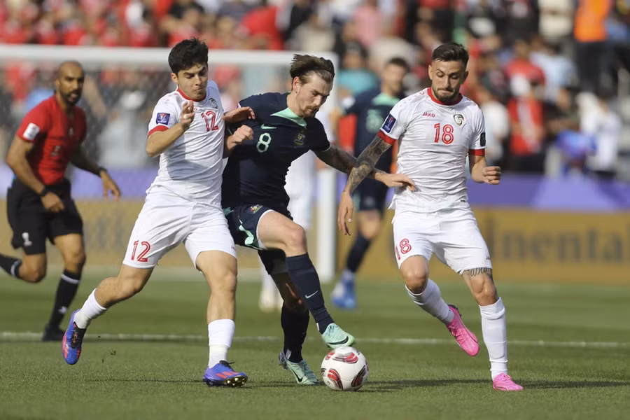 Australia vất vả thắng Syria 1-0 để chắc suất giành ngôi đầu bảng B. Australia vất vả thắng Syria 1-0 để chắc suất giành ngôi đầu bảng B.