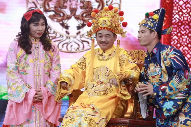 Ngọc Hoàng Quốc Khánh cùng Nam Tào và Bắc Đẩu điều hành phiên chầu trong chương trình Táo quân.