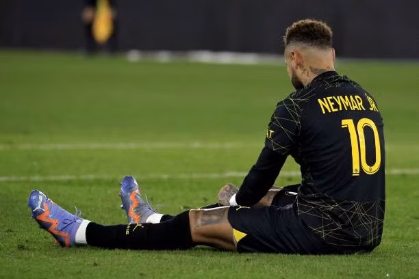 Neymar hoàn toàn bất lực trong ngày Messi và Mbappe không thể thi đấu vì chấn thương. Neymar hoàn toàn bất lực trong ngày Messi và Mbappe không thể thi đấu vì chấn thương.