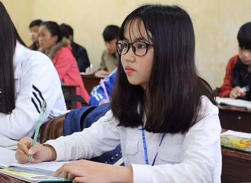 9 năm liền Quế Anh đạt danh hiệu học sinh giỏi, em mơ ước sau này trở thành bác sĩ chữa bệnh xương thủy tinh. Ảnh. Hồng Vân uoc-mo-tro-thanh-bac-si-cua-co-be-xuong-thuy-tinh