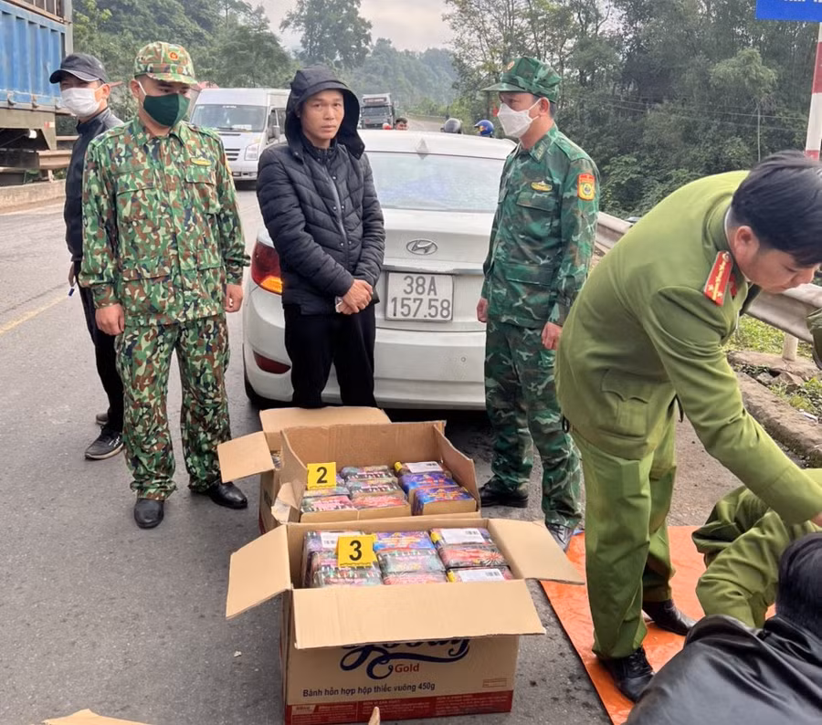Đối tượng Trần Bá Diên (43 tuổi), từ huyện Nghi Xuân, tỉnh Hà Tĩnh bị bắt khi điều khiển ô tô vận chuyển 113 kg pháo.