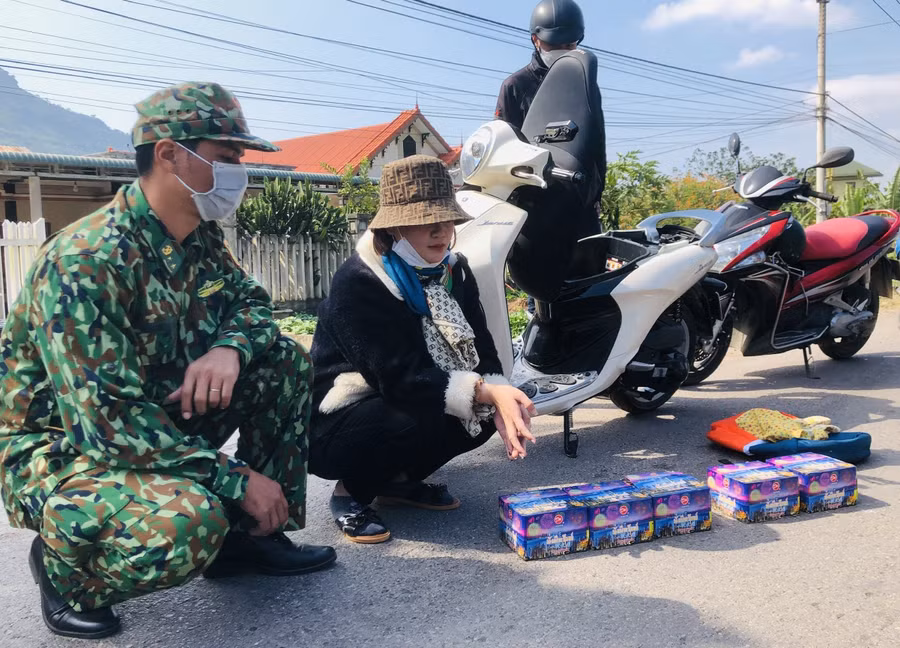 Đối tượng nữ cất giấu nhiều hộp pháo dưới cốp xe máy vận chuyển qua biên giới.