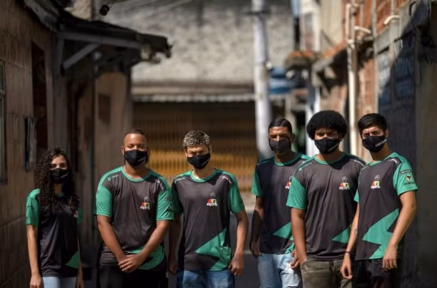 6 thành viên đội thể thao điện tử AfroGames, tại khu ổ chuột của Vigario Geral.