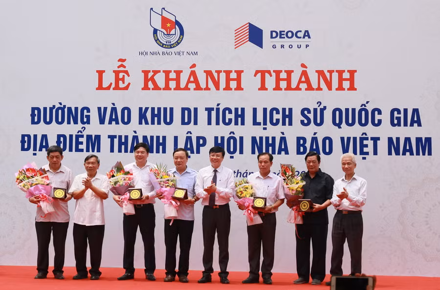 T.Ư Hội Nhà báo khen tặng Tập Đoàn Đèo Cả và các cá nhân đã có nhiều đóng góp cho sự nghiệp phát triển báo chí Cách mạng Việt Nam T.Ư Hội Nhà báo khen tặng Tập Đoàn Đèo Cả và các cá nhân đã có nhiều đóng góp cho sự nghiệp phát triển báo chí Cách mạng Việt Nam