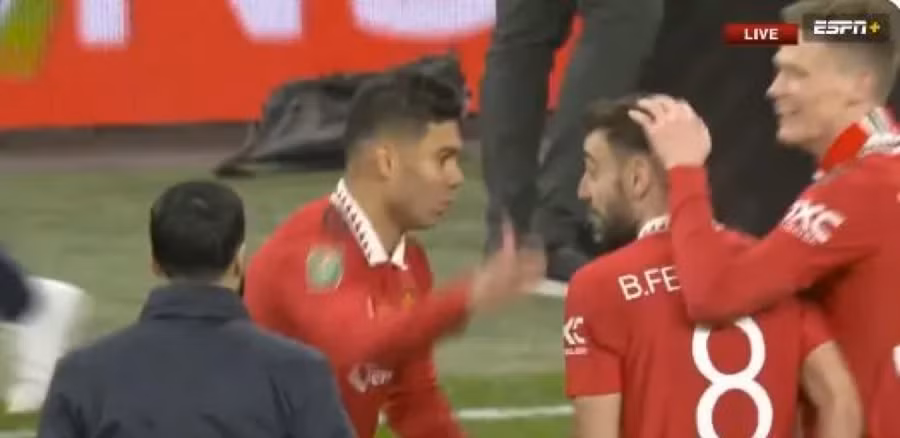 Cổ động viên Man Utd 'vui hết nấc' chứng kiến Casemiro và Fernandes cãi nhau ảnh 2