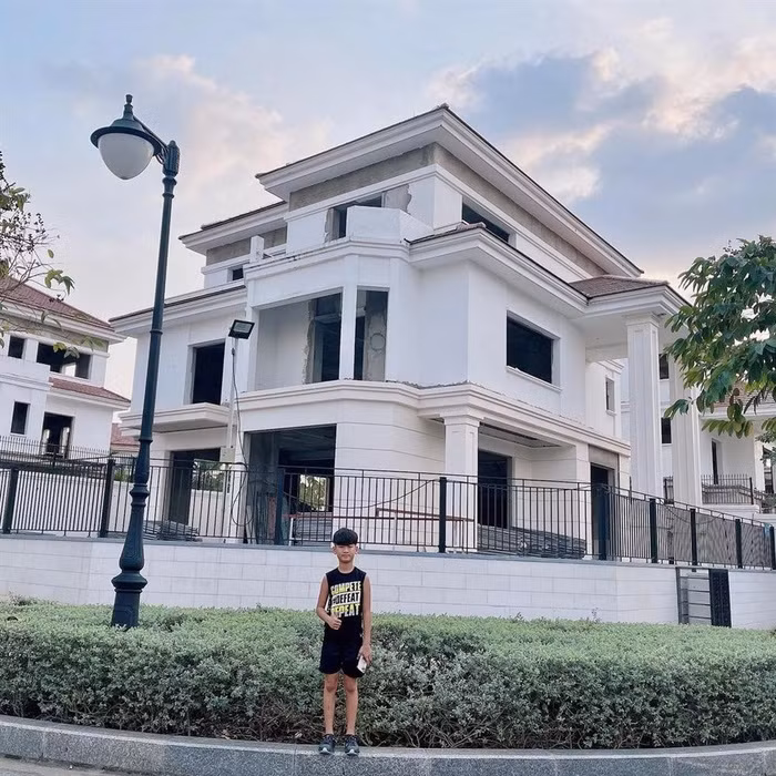 Cha con Đức Huy cùng nhau đi xem nhà mới đang trong quá trình hoàn thiện.