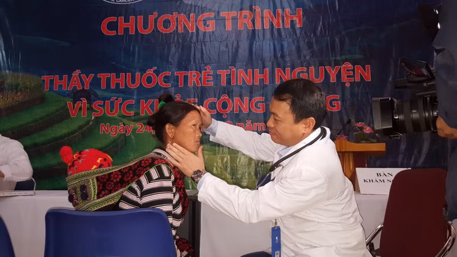 Các bác sĩ trẻ đang góp vào sự nghiệp bảo vệ, chăm sóc cho người dân Các bác sĩ trẻ đang góp vào sự nghiệp bảo vệ, chăm sóc cho người dân