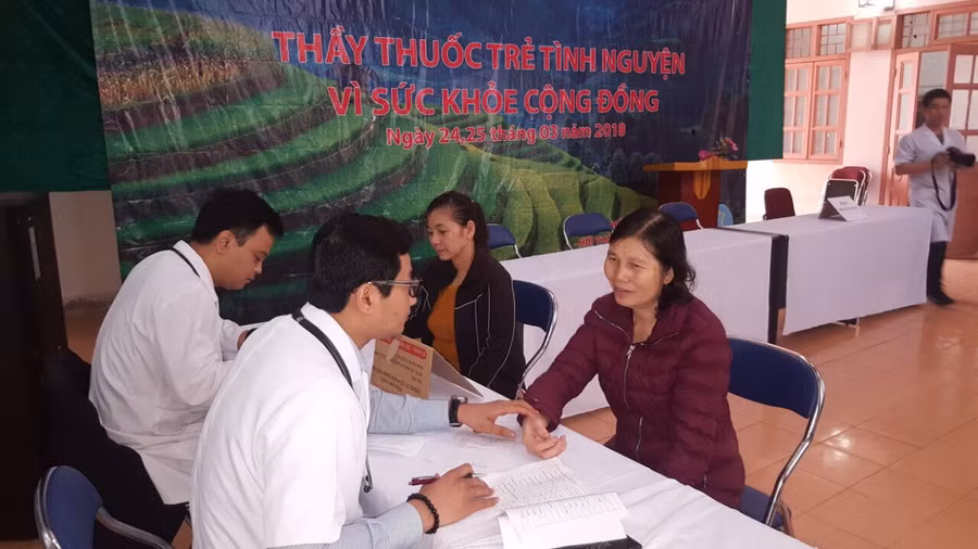 Các bác sĩ trẻ đang khám bệnh cho bà con Các bác sĩ trẻ đang khám bệnh cho bà con