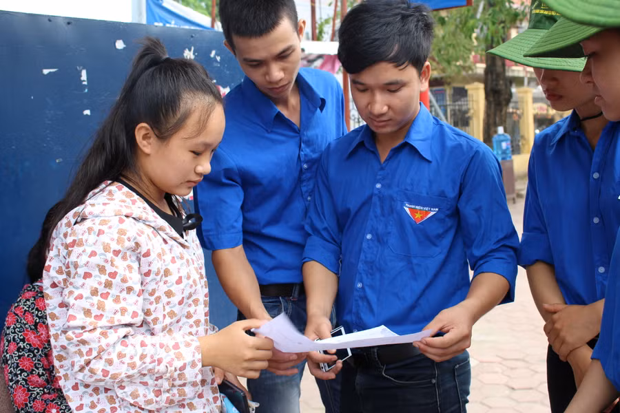 Thanh niên tình nguyện hướng dẫn thí sinh về địa điểm thi. Ảnh: Nguyễn Quỳnh
