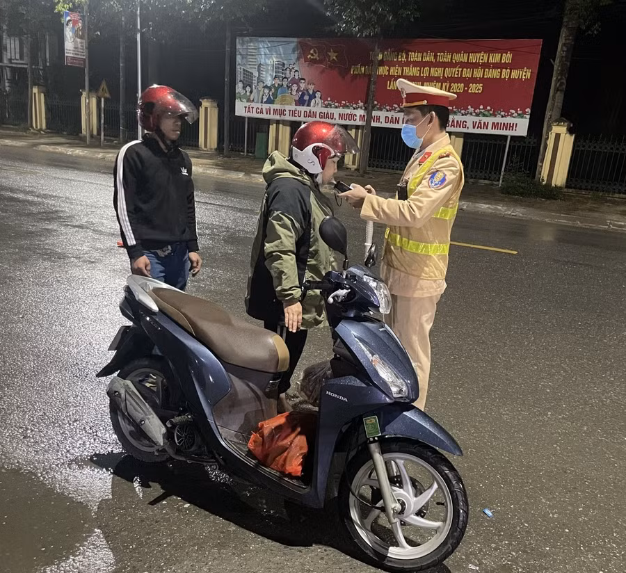 Kiểm tra nồng độ cồn chủ phương tiện tham gia giao thông.