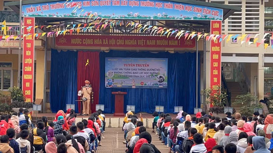 CSGT huyện Kim Bôi tuyên truyền Luật khi tham gia giao thông cho học sinh.